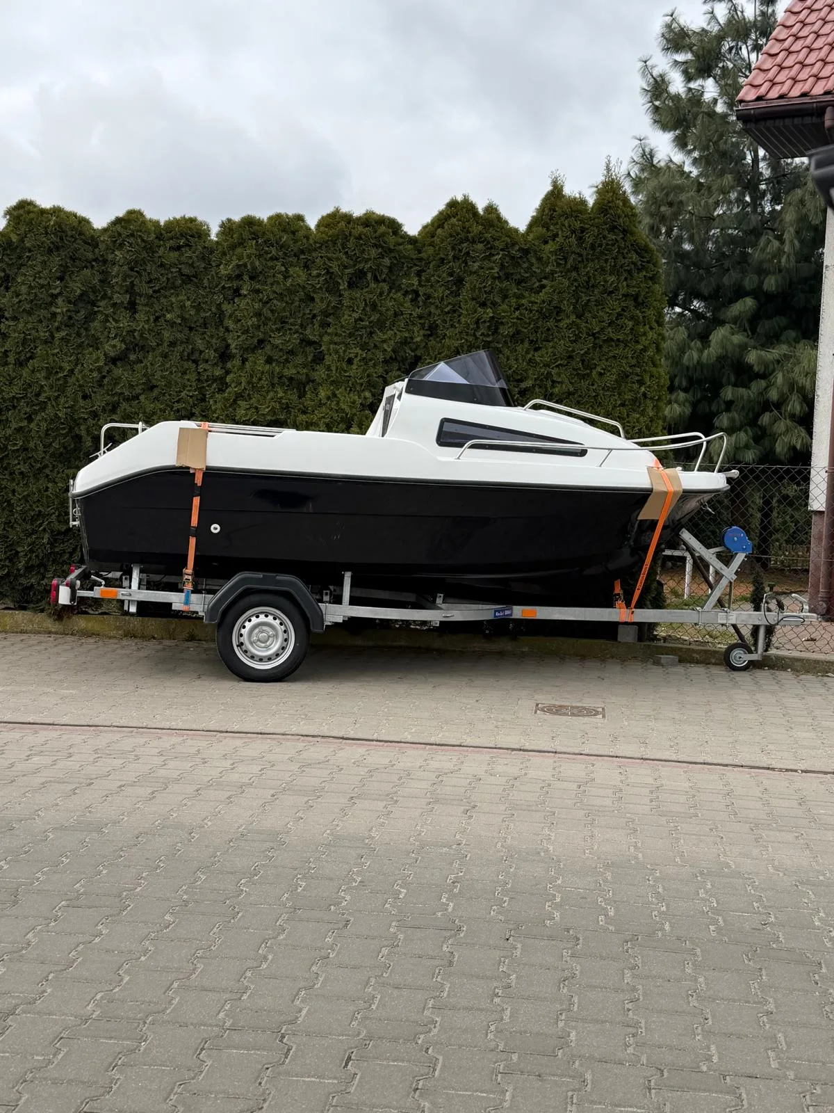 Quercus 435 z czarnym kadłubem